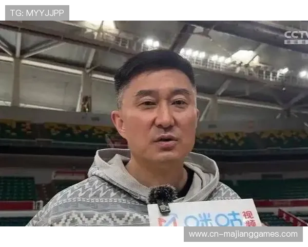 杜锋机场为王怀玉庆生,全队合唱生日歌展现团队凝聚力